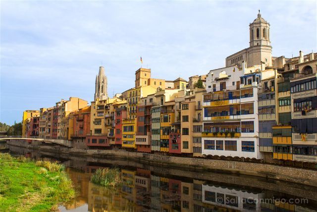 La fachada de la Casa Masó al río Onyar, la única blanca y la más ancha de todas Girona Casa Maso Fachada Rio Onyar