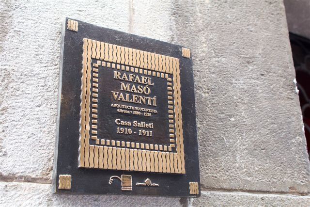 Una de las placas que identifica a los edificios incluidos en la Ruta Masó de Girona Girona Ruta Maso Marca Placa