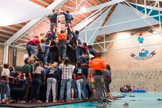 Catalunya Barcelona Castellers Vilafranca Cal Figarot Ensayo Levantando Castell Folre