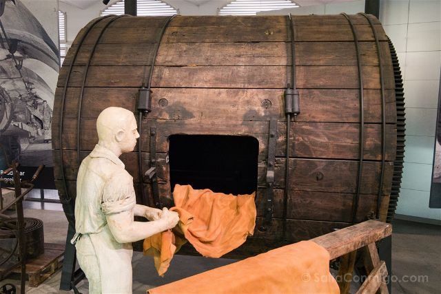 Uno de los bombos de madera que se utilizaban, y todavía se utilizan, para teñir la piel en el museo de Igualada Barcelona Igualada Rec Museo Piel Bombo