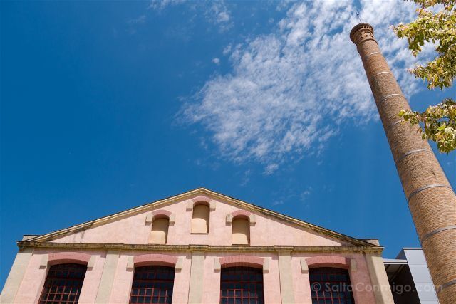 La fachada de Cal Boyer, una de las sedes del museo de la piel de Igualada Barcelona Igualada Rec Museo Piel Chimenea