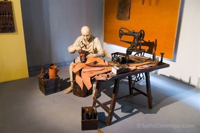 Un curtidor trabajando en el museo de la piel Barcelona Igualada Rec Museo Piel Curtidor
