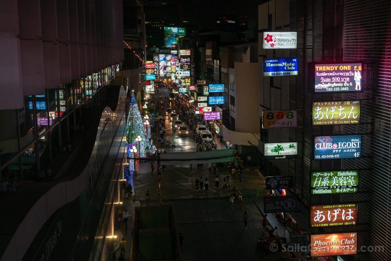 La noche en Chinatown desde las alturas del metro Que Ver En Bangkok China Town Noche