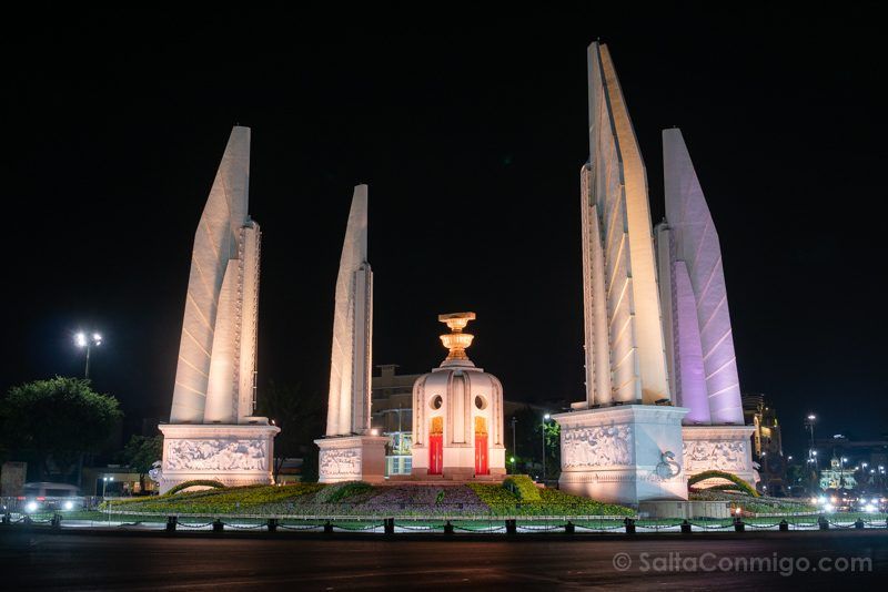El monumento a la democracia de noche Que Ver En Bangkok Monumento Democracia Noche
