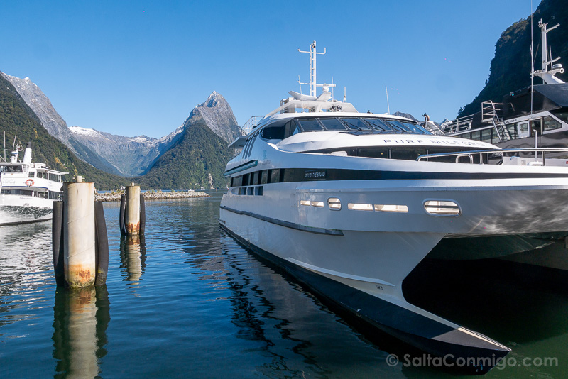 Milford Sound Fiordo Nueva Zelanda Barco