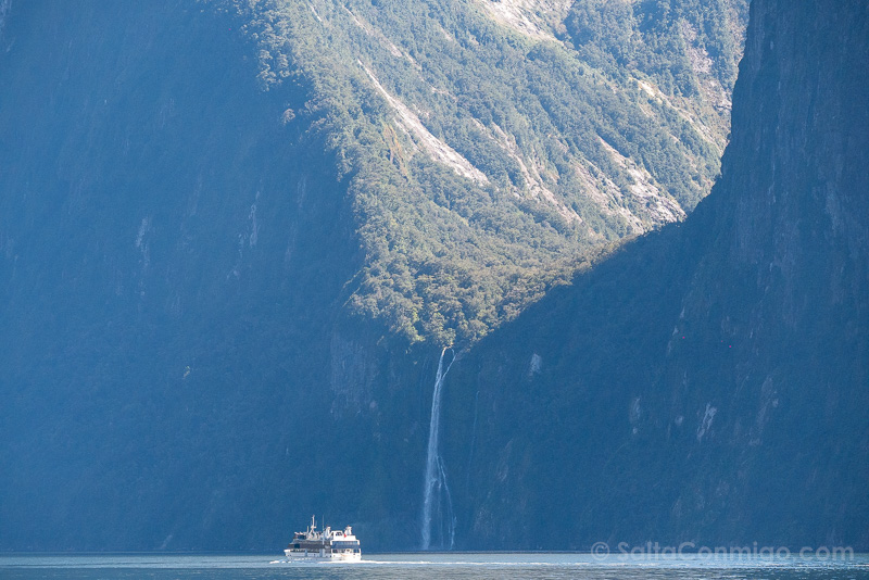 Milford Sound Fiordo Nueva Zelanda Cascada Barco