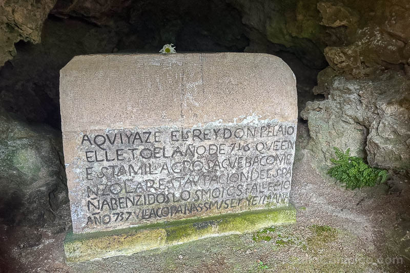 Real Sitio Covadonga Santa Cueva Tumba Don Pelayo
