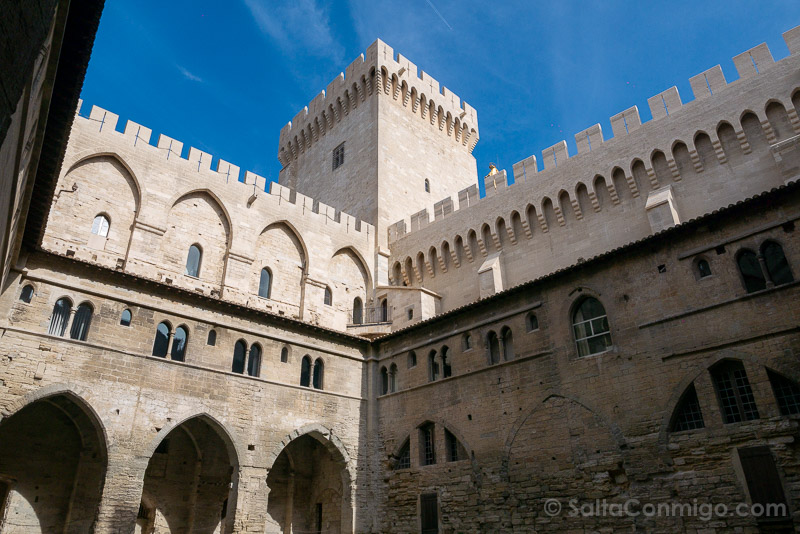 Palacio de los Papas Avignon Patio Torre Homenaje