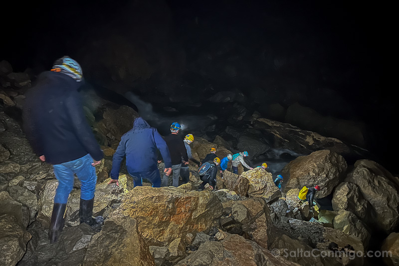 Cueva de La Verna Sala Visita Exploracion Grupo