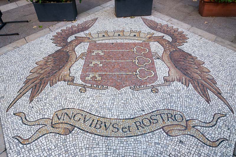 Que Ver en Avignon Plaza Reloj Escudo