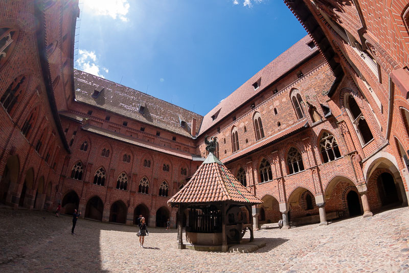 Castillo de Malbork Patio Castillo Alto Pozo Pelicano