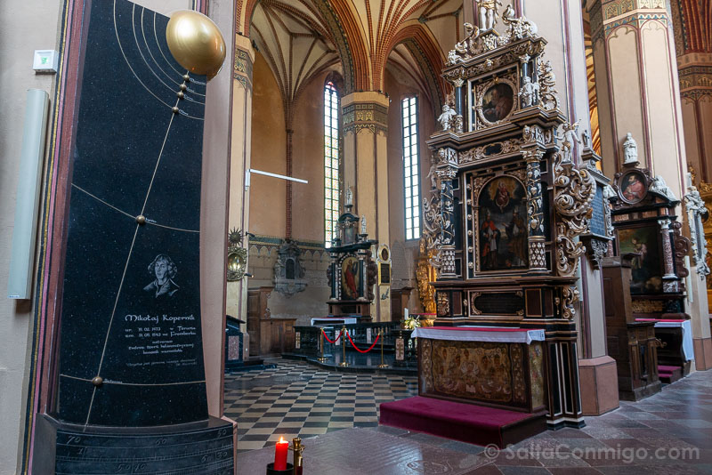 Polonia Copernico Frombork Catedral Tumba