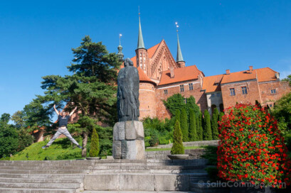 Polonia Copernico Frombork Estatua Salto