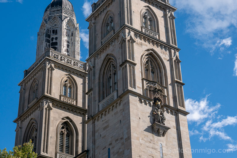 Que Ver en Zurich Grossmunster Torres Estatua