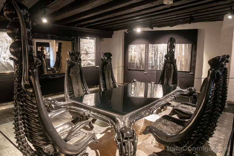 Que Ver en Gruyeres Museo HR Giger Mesa Sillas