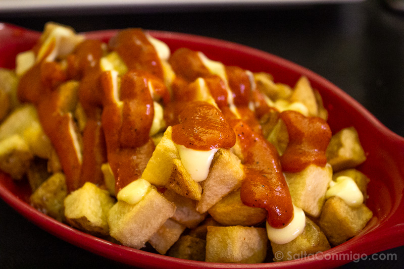 Comer en Girona Brots de vi Patatas Bravas