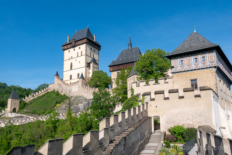 Castillo de Karlstejn Chequia Torre Pozo Vista