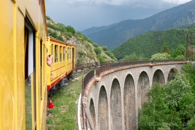 El Tren Amarillo sobre uno de los puentes Tren Amarillo Train Jaune Occitania Francia Puente Dentro