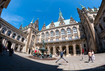 Que Ver en Hamburgo Rathaus Patio Salto