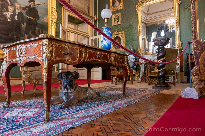 Palacio Nacional de Ajuda Lisboa Estatua Perro