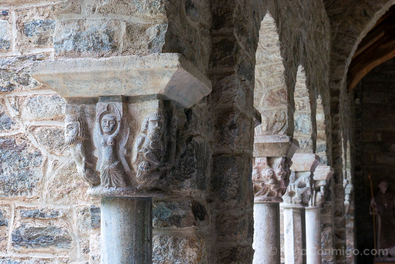 Abadia de San Martin del Canigo Claustro Inferior Capiteles