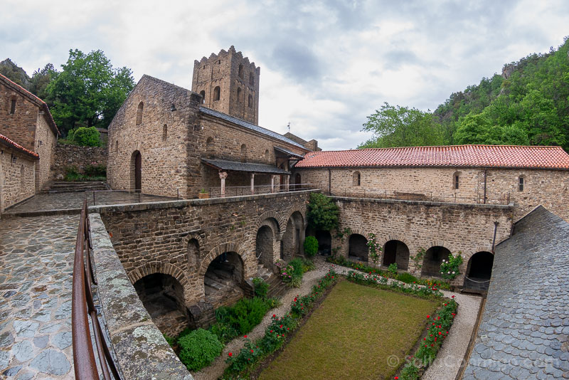 Abadia de San Martin del Canigo Claustro Superior Ojo Pez