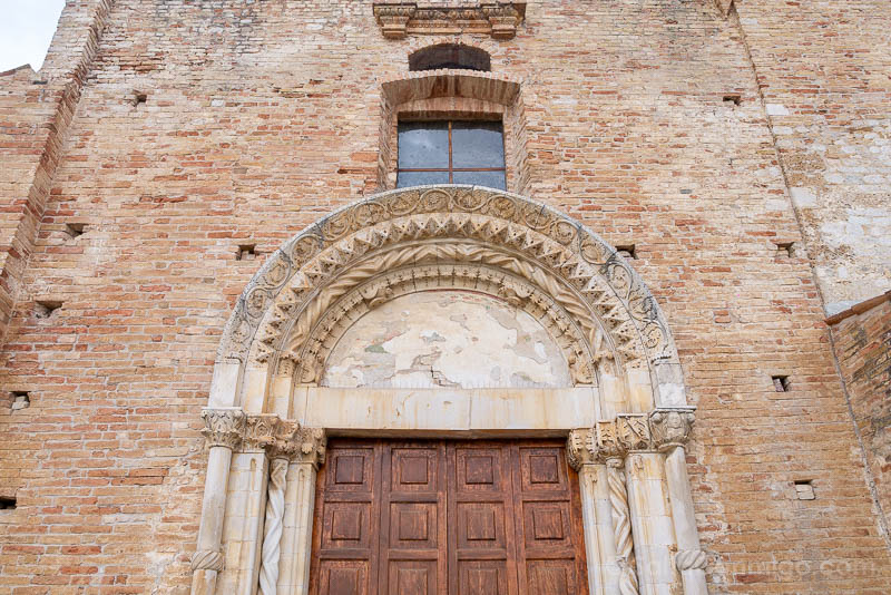 Abadias Medievales de los Abruzos Santa Maria di Propezzano Porta Santa