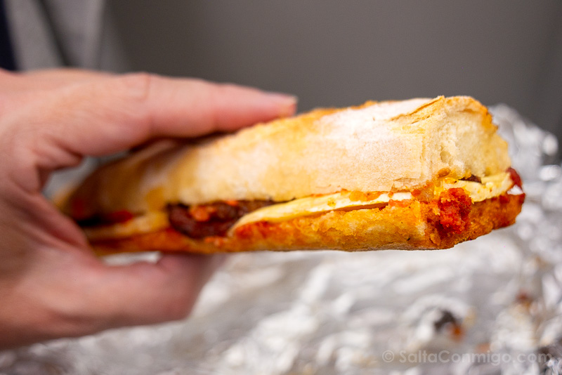 Comer en Barcelona Bodega Montferry Bocadillo Sobrasada Queso Brie