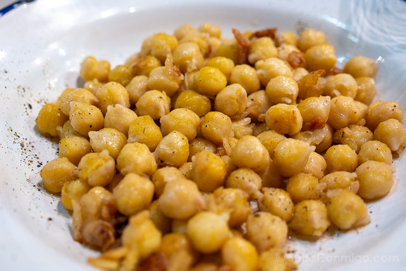 Comer en Barcelona El Xampanyet Garbanzos Papada Iberica