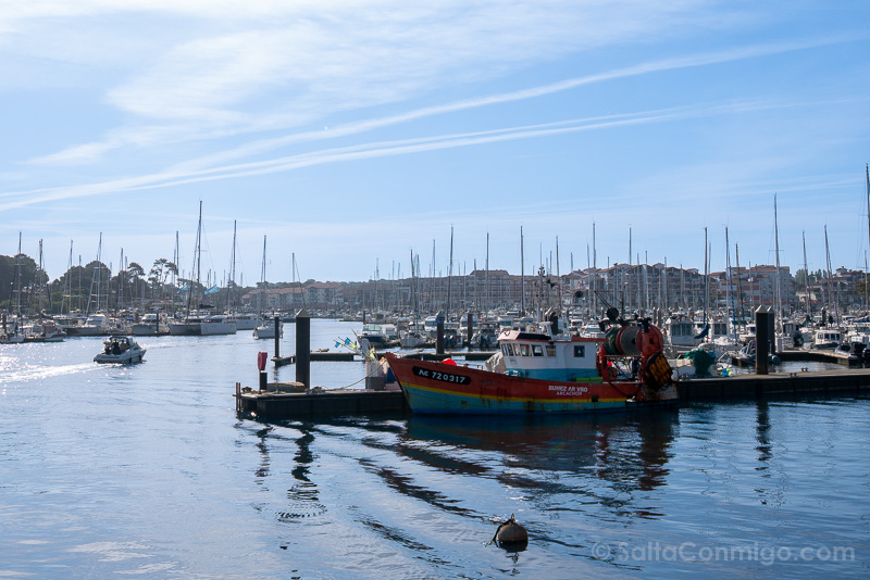 Barco tradicional y mástiles modernos en el puerto de Capbreton