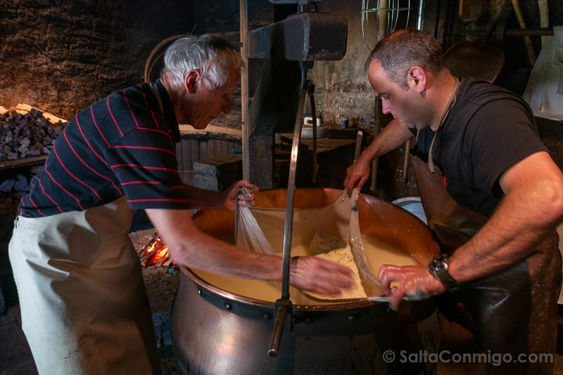 Fabrica de Emmental Emmentaler Schaukaserei Taller Queso Kuherstockli Sacando