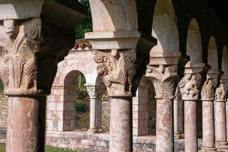 Capiteles del claustro de Sant Miquel de Cuixà