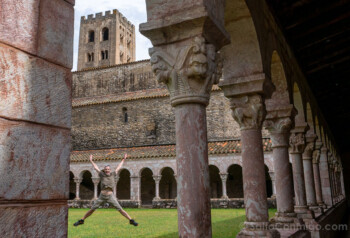 Claustro abadía de San Miguel de Cuixá Salto