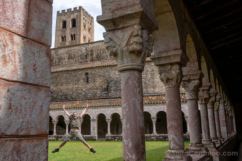 Claustro abadía de San Miguel de Cuixá Salto