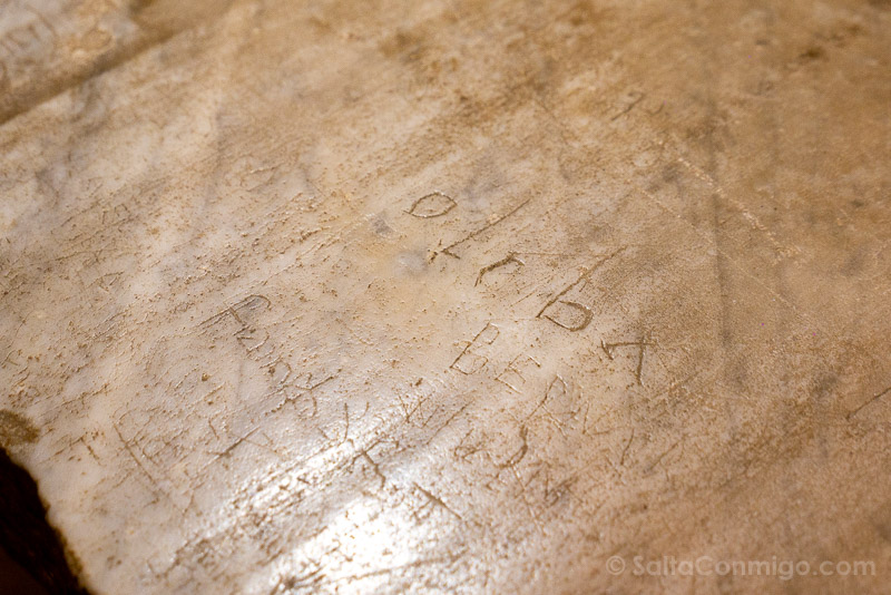 Firma abad Oliba en la piedra del altar