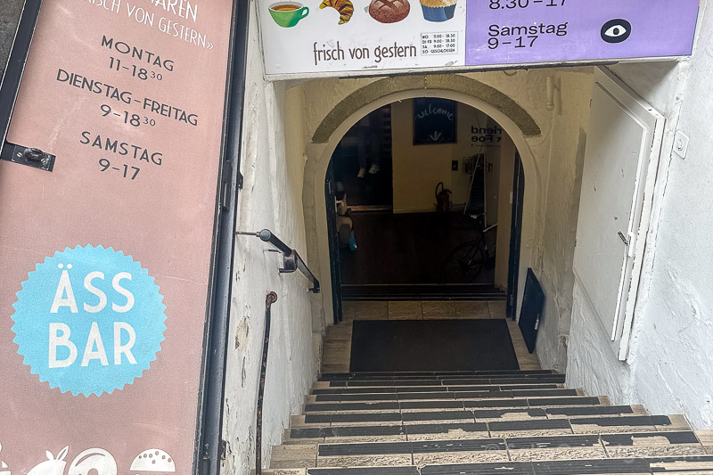 Entrada sótano Äss-Bar, comer en Berna