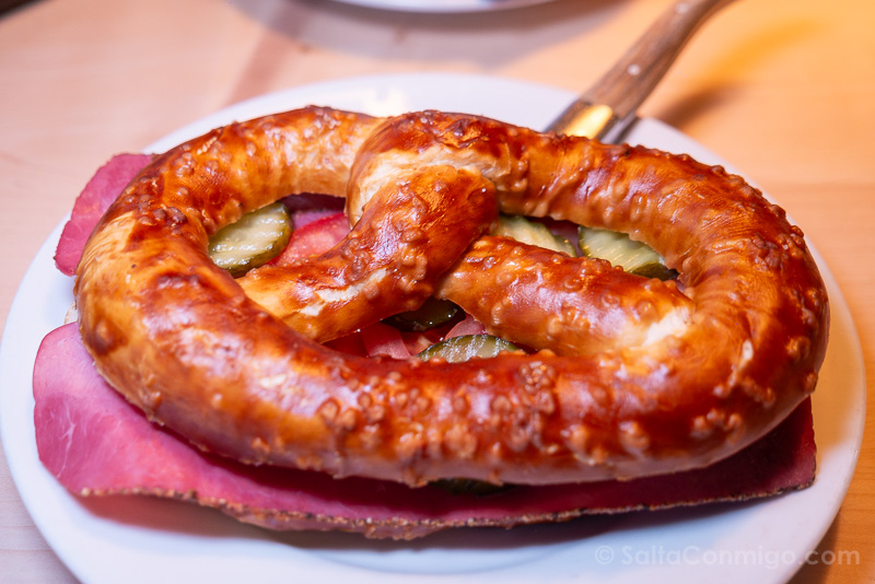 Pretzel relleno de Pastrami, Altes Trampdepot