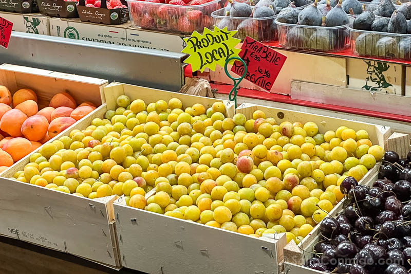 Ciruelas mirabel en una frutería del mercado de abastos