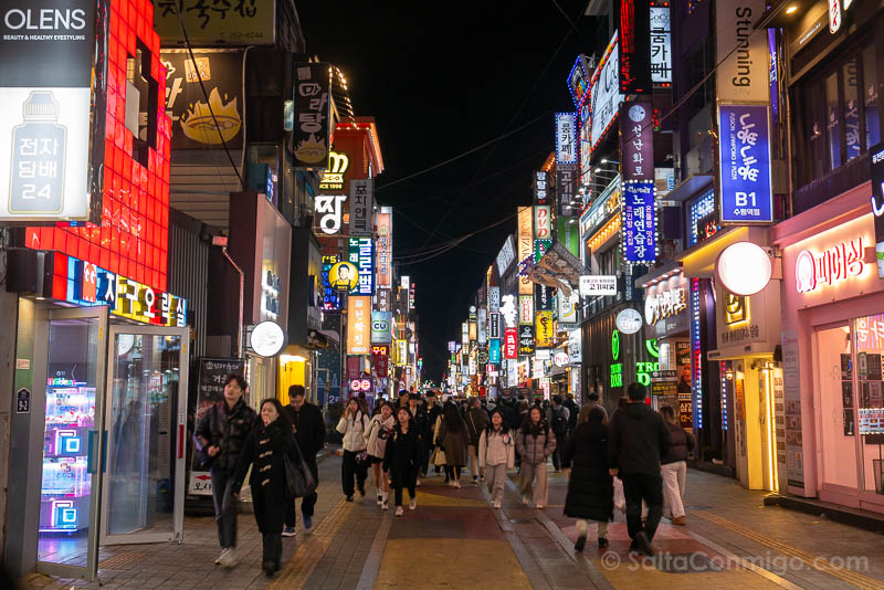 Hyanggyo-ro de noche, Suwon