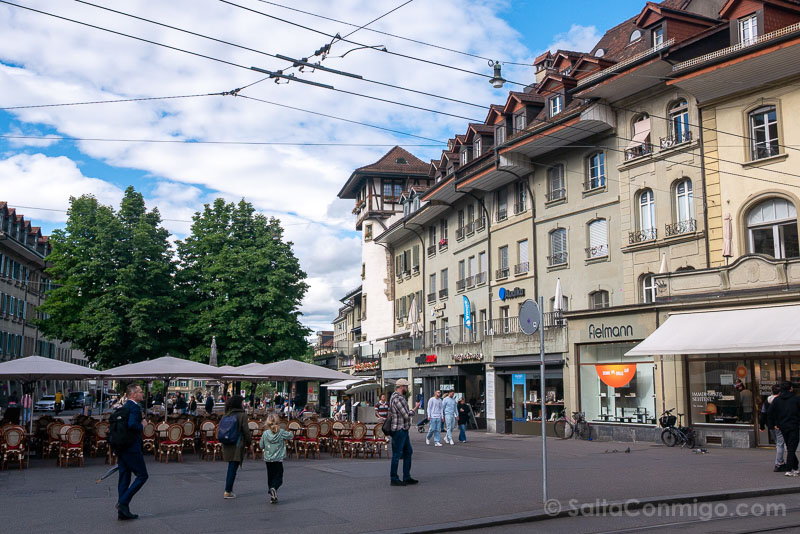 La Bärenplatz con la Torre de los Holandeses, blanca, al fondo