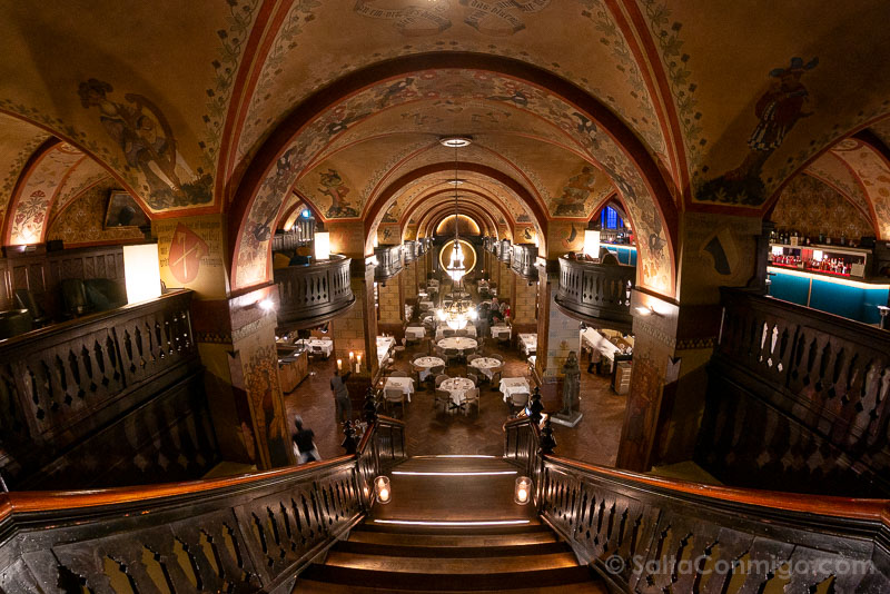 El salón del restaurante Kornhauskeller, con el tonel gigante al fondo