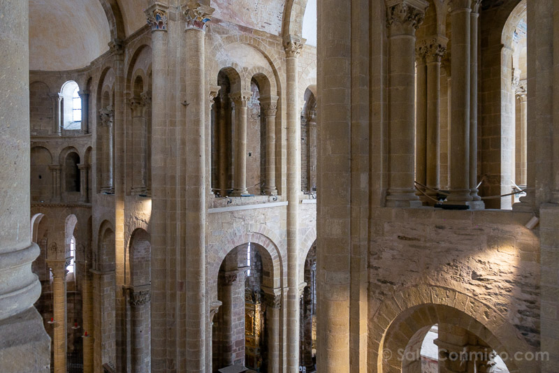 Paseando por las tribunas de la abadía de Conques