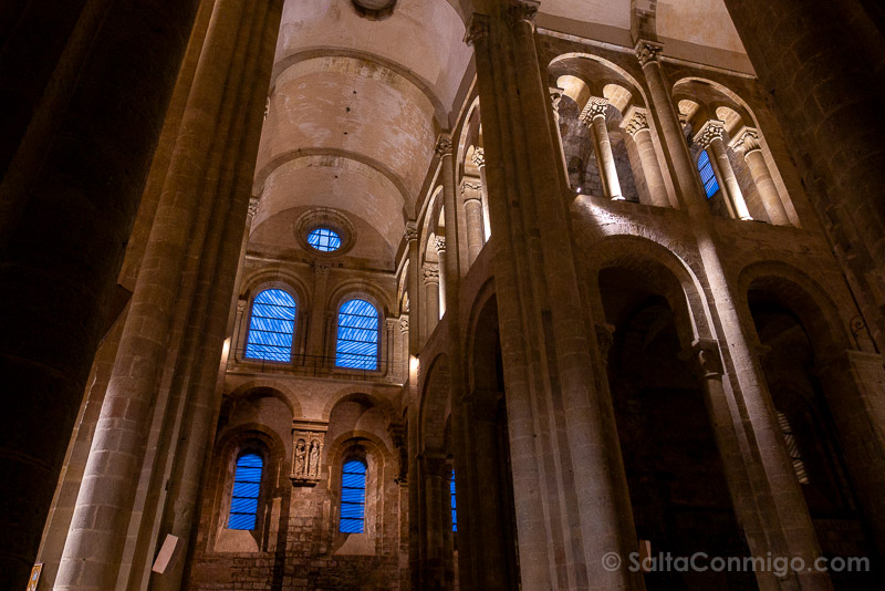 Abadía Santa Fe Conques en la hora azul con las vidrieras de Pierre Soulages