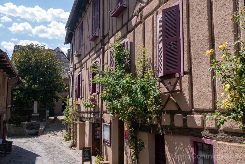 Casas de entramado de madera en el centro histórico de Conques