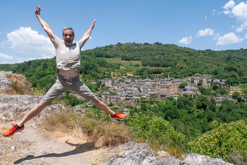 Saltando en el mirador de Le Bancarel con la vista de Conques