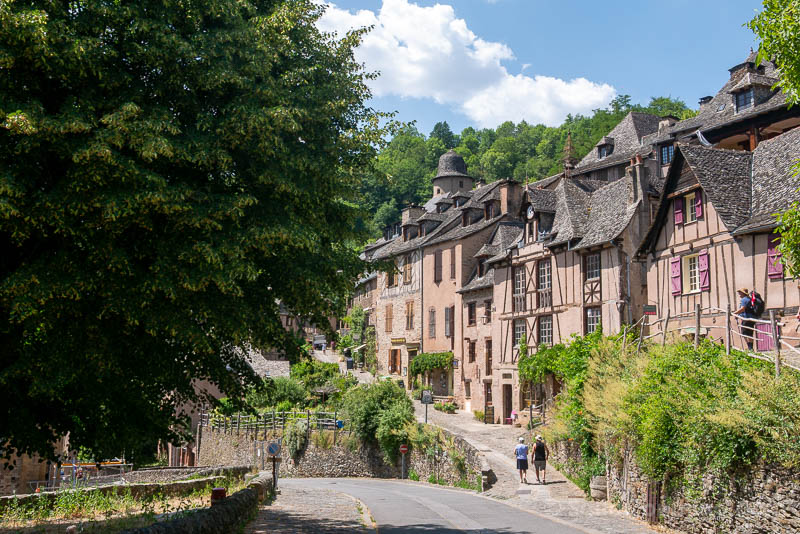 Peregrinos en las calles de Conques
