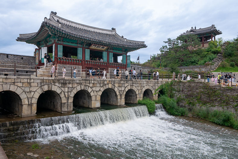 Puerta Hwahongmun y el pabellón Banghwasuryujeong, Fortaleza de Suwon