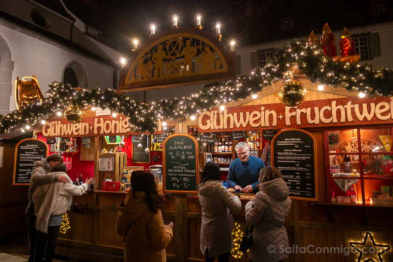 Puesto de Glüwein en el mercado de navidad de la Franziskanerplatz
