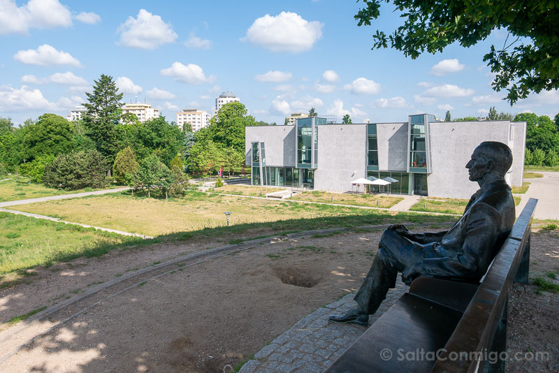 Banco Jan Karski Colina de la Memoria Parque de los Supervivientes Łódź